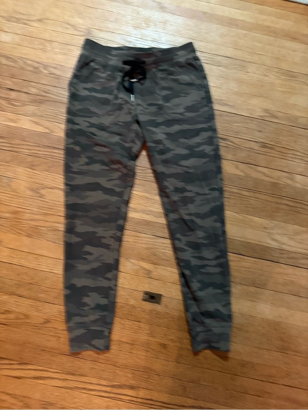 ZYIA Camo Joggers in Olive and Dark Green - Size Small